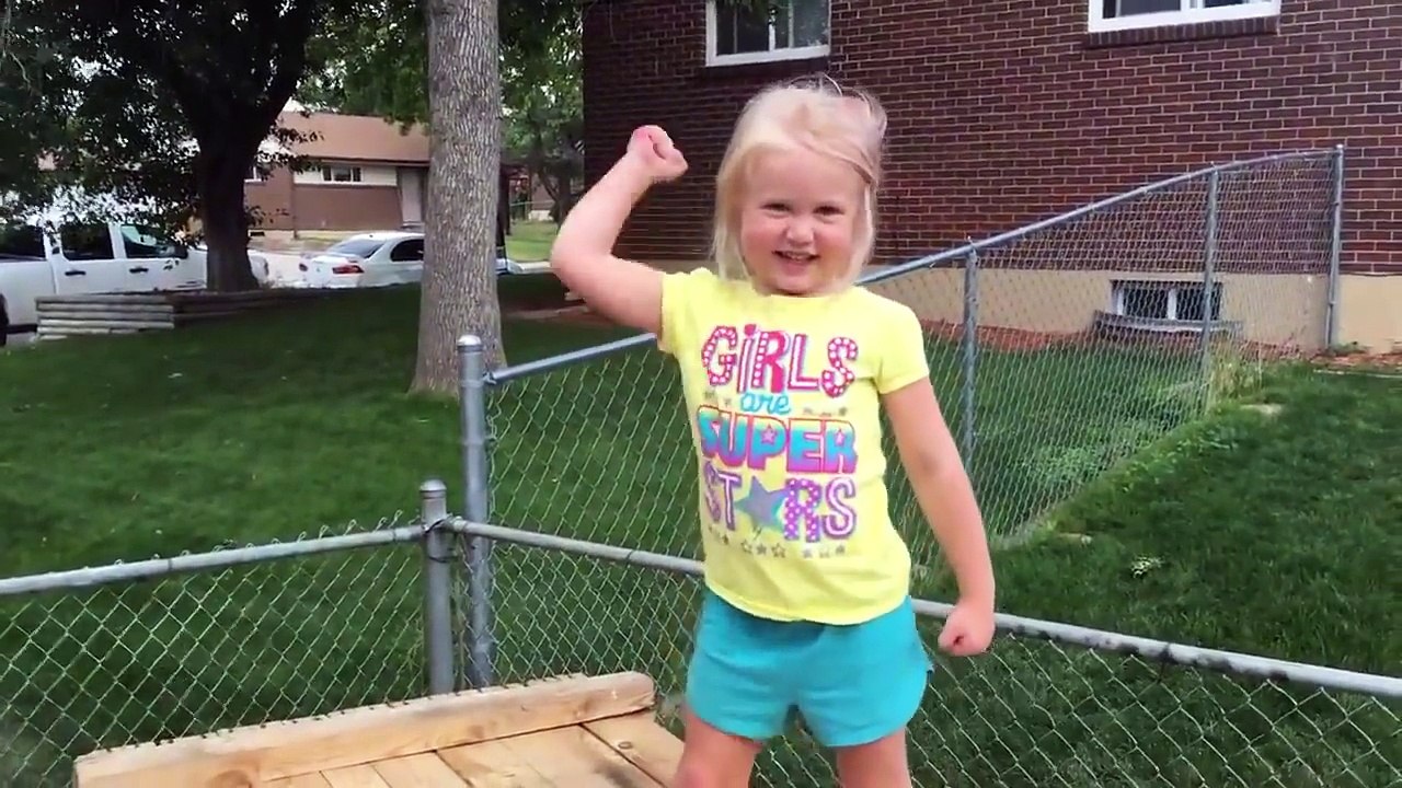 Ce papa a construit un parcours d'obstacles Ninja Warrior pour sa fille