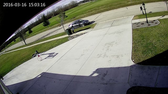 On comprend pourquoi il aime pas sortir les poubelles... mais quel poissard