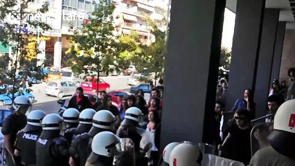 Descargar video: Violent clashes between protesters and police outside Greek courthouse