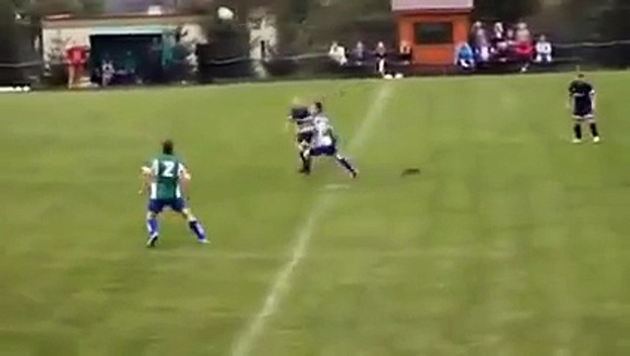 Un footballeur amateur frappe son adversaire au sol