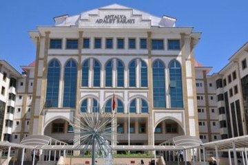 Antalya Adliyesi ?canlı Bomba? İhbarı Üzerine Boşaltıldı-2