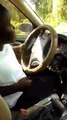 Elle filme son fils de 7 ans en train de conduire sa voiture !