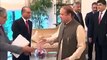 Watch Face Expression Of PM Nawaz Sharif, When He Shakes Hand With General Raheel Sharif