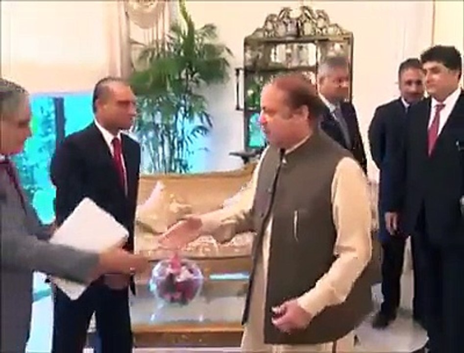 Watch Face Expression Of PM Nawaz Sharif, When He Shakes Hand With General Raheel Sharif