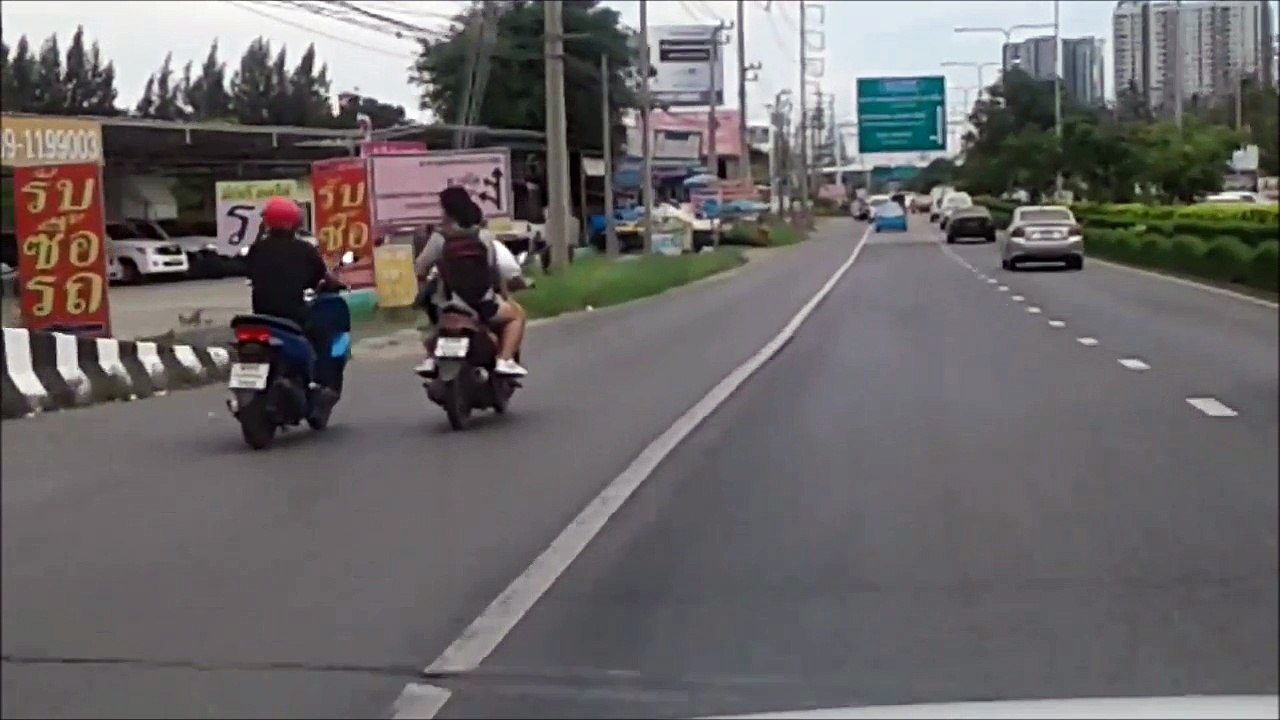 Road rage entre scooters... Gros coup de pied et crash énorme