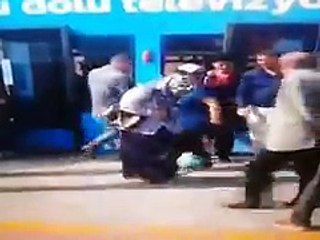 Tramvay durağında top sektiren teyze izleyenleri şaşırttı