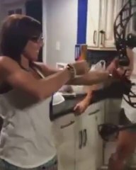 Se coincer la tête dans les cordes d'un arc.. Quel con !