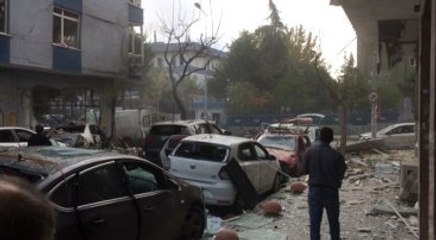 Son Dakika! İstanbul'da Karakola Saldırı Sonrası Polis Motosikletli Kişinin Peşinde