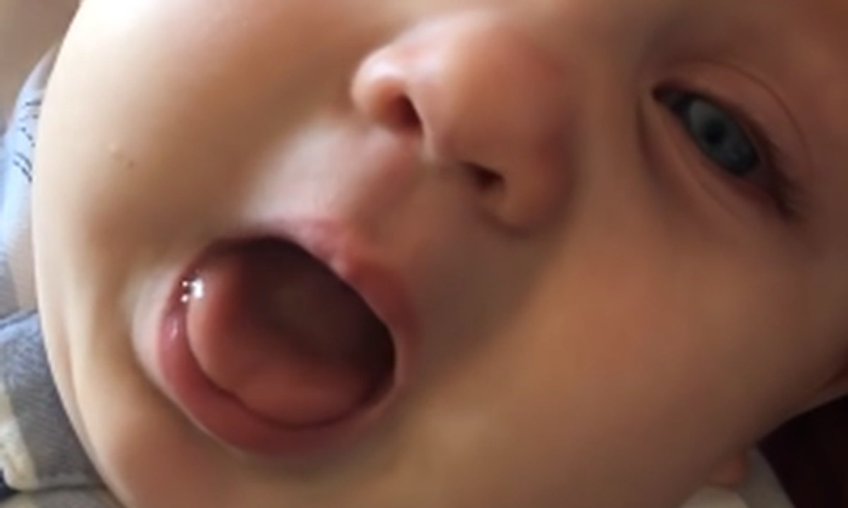 Un bébé s'exprime en slow motion, c'est beaucoup moins mignon !