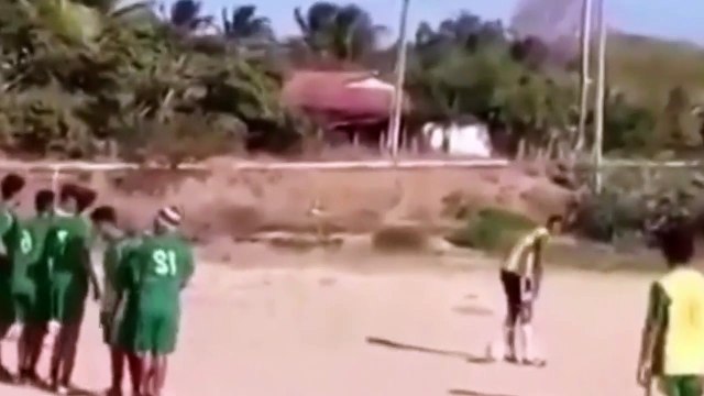 Un coup franc direct inscrit... en talonnade, en pleine lucarne !