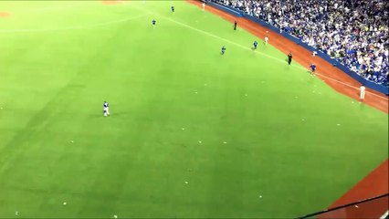 Dizaines de canettes de bières jetées pendant un match de Baseball sur le terrain !