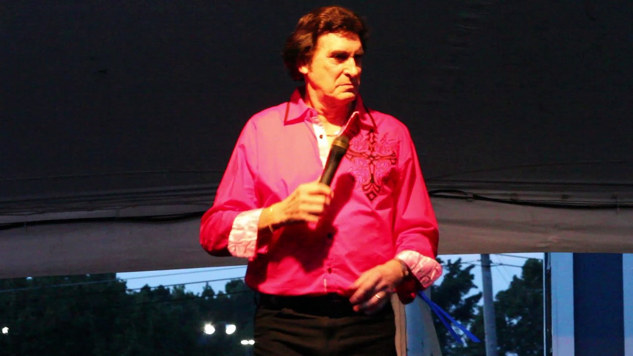 Gary Abbott sings 'Baby Let's Play House' Elvis Week 2016