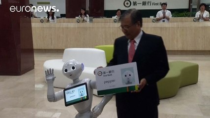 Hayaldi gerçek oldu: Japon robot Tayvan'da bankada çalışmaya başladı