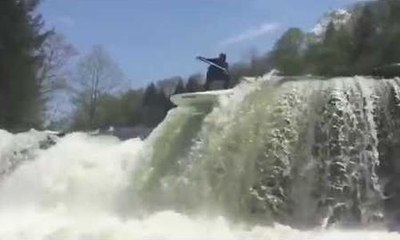 Ils pratiquent le paddle dans des rivières endiablées !