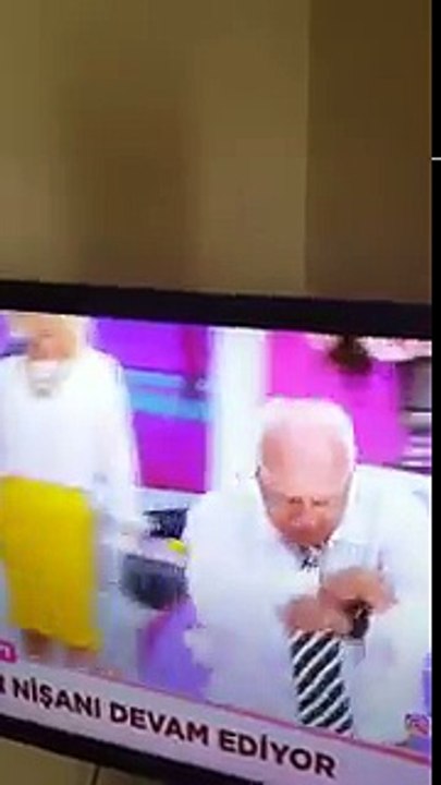 Yaşlıdır deyip  metrobüste yer verdim  amcaya , bir evlilik programında gangam style dansı yaparken rastladım