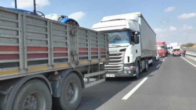 Gölbaşı'ndaki Trafik Kazası - Mahalle Sakinleri Karayolunu Ulaşıma Kapattı