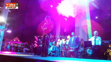 بالفيديو.. بوسى تغنى "حط إيده ياه" لايف