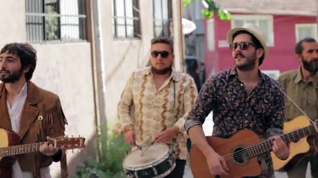 Deli Müjgan - İçkiye Benzer Bir Şey