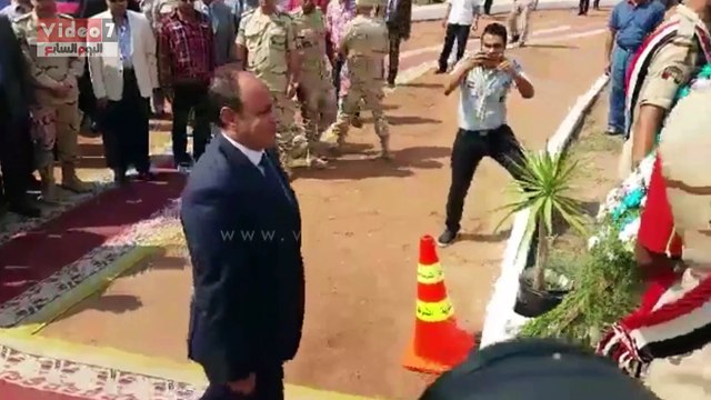 بالفيديو.. محافظ البحيرة ومدير الأمن يضعان اكليل الزهور على النصب التذكارى للجندى المجهول