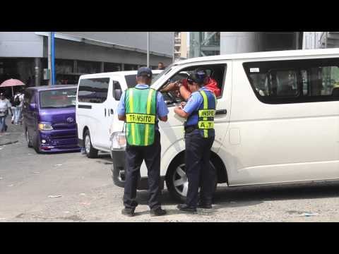 Mujeres y hombres cometen por igual infracciones