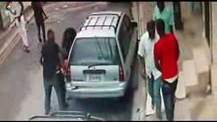 Cámara capta el momento en que le quitan la vida a un hombre en los ríos. (1)