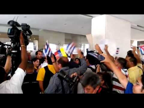 Cubanos apoyan el régimen de los hermanos Castro y disidentes de su mandato 2.