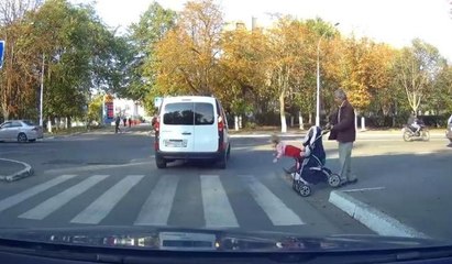 Çocuğunu bebek arabasından böyle düşürdü
