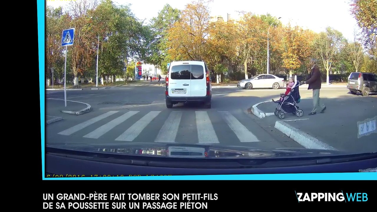 Un grand-père fait tomber son petit-fils de sa...