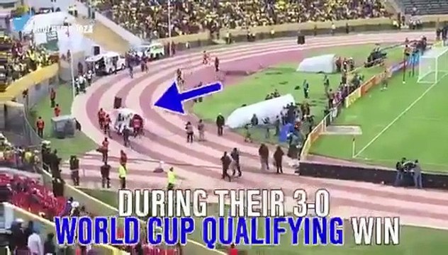 Un joueur de foot arreté par la police en plein match....