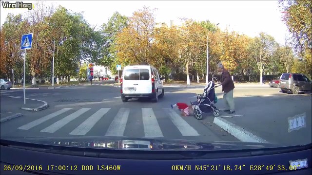 Ce papy n'a pas attaché son petit fils sur la poussette et c'est le drame