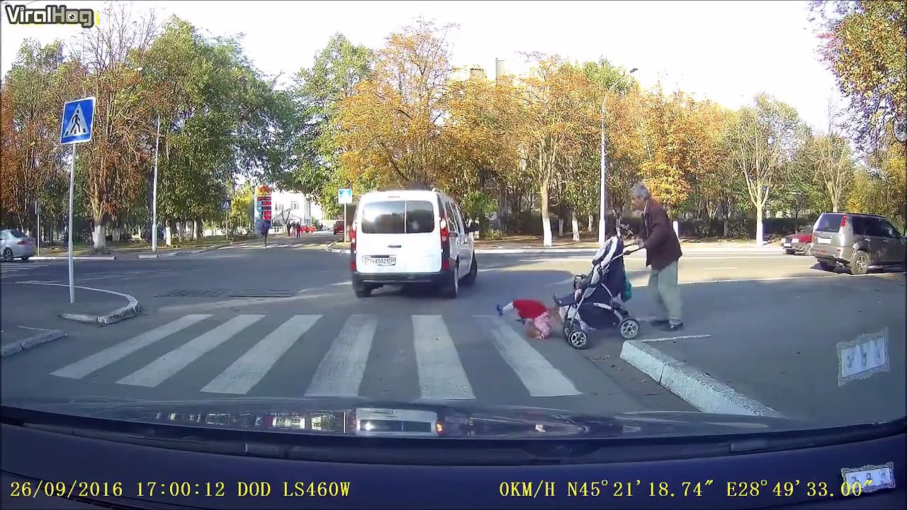 Ce papy n'a pas attaché son petit fils sur la poussette et c'est le drame