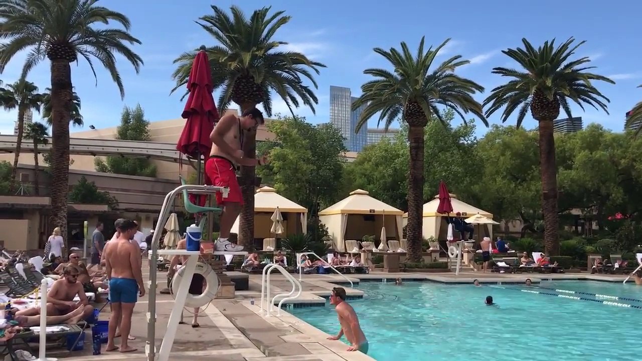 Ce maitre nageur se tape un délire et entame un strip tease