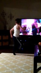 Filmé en cachette, cet enfant imite la danse de Dirty Dancing à la perfection !