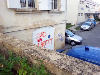 Langon : la sous préfecture recouverte de tags