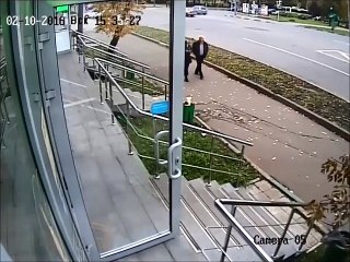 Une voiture folle fonce dans le dos de deux passants qui marchait sur le trottoir