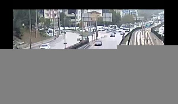 3 araç birbirine girdi, kazaya yol açan sürücü böyle kaçtı