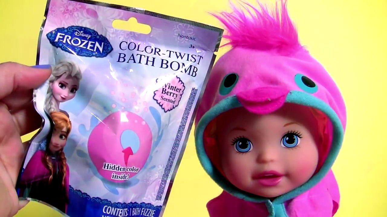 Little Mommy Bubbly Bathtime Baby Doll taking a Bath with FROZEN Bath Bombs ディズニー バスボール 入浴剤