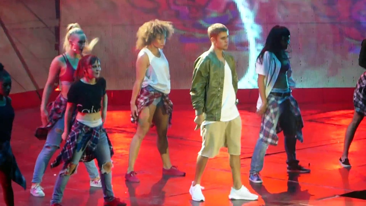 Playback affreux de Justin Bieber en concert à Paris Bercy en 2016 - What do you mean