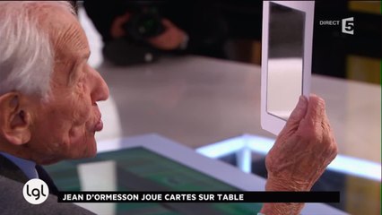 Jean d'Ormesson joue cartes sur table