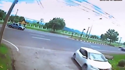 Espírito Sombrio aparece em acidente de moto na Tailândia