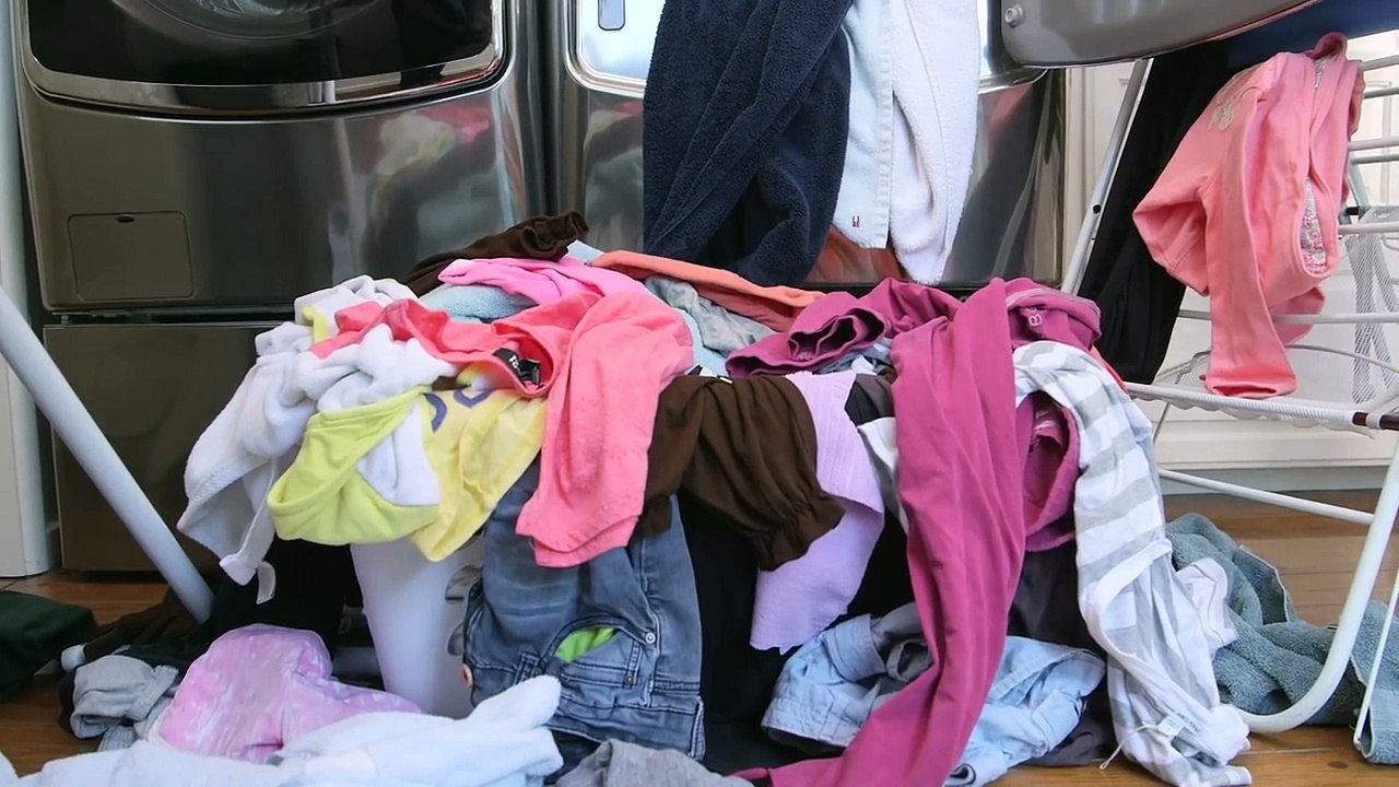 Elle met de la colle sur le petit camion de son fils. Ce simple truc changera à jamais la manière dont elle fait la lessive