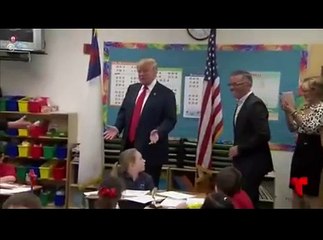Fijate como reaccionan los niños de un salón al ver a Donald Trump entrar al aula