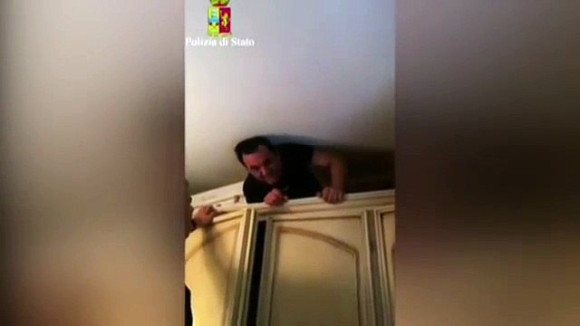 Un des chefs de la mafia italienne arrêté alors qu'il vivait derrière son armoire