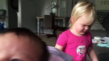 Mira el conmovedor abrazo de una niña a su hermanita que se hizo viral