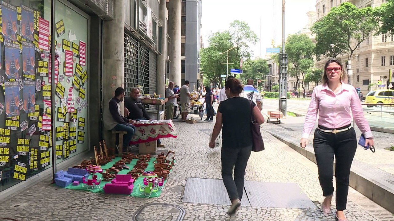 Bancários voltam a trabalhar