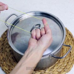 Elle attache un élastique à son couvercle de casserole! Son astuce est brillante!