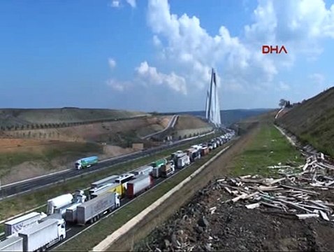 Yavuz Sultan Selim Köprüsü'ndeki vinç söküm çalışması nedeniyle Ankara İstikametinde 3 şerit trafiğe kapatıldı