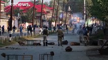 Proteste e scontri in Kashmir tra le forze dell'ordine e i manifestanti