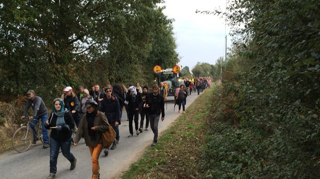 Cortège de manifestants anti-NDDL aux abords de Bellevue, lieu de rassemblement.
