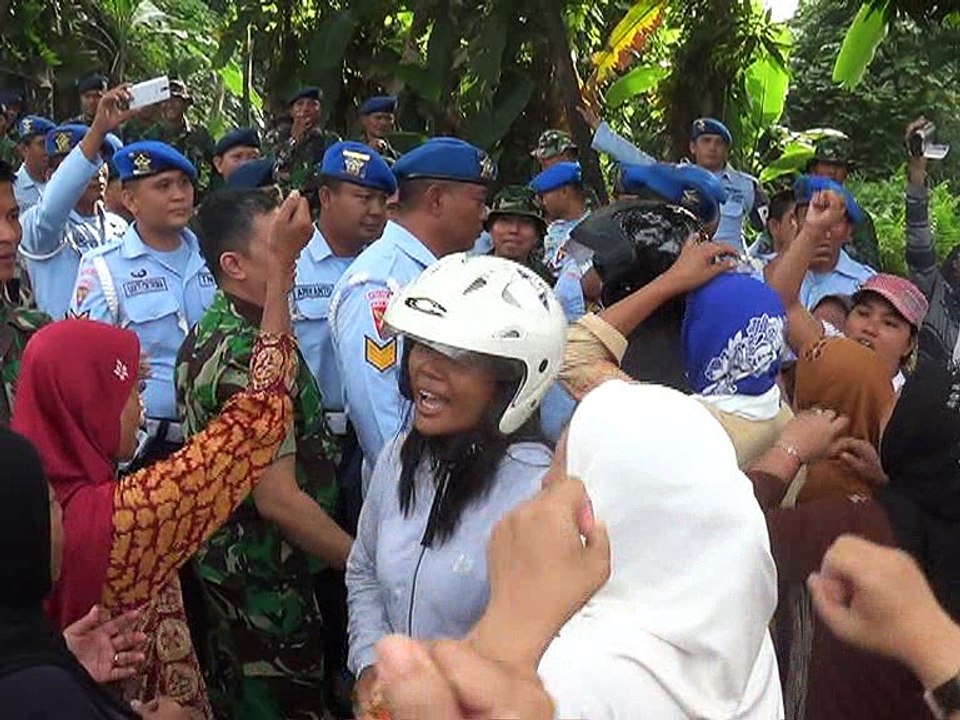 MEDAN - RATUSAN WARGA SARI REJO DEMO TNI AU - PART 1